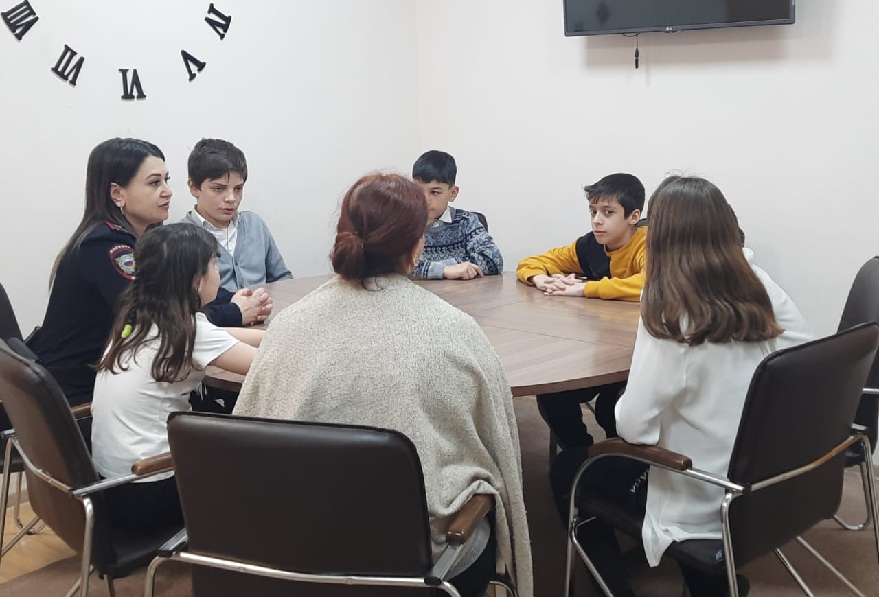 В Курском округе старший инспектор по делам несовершеннолетних встретилась с детьми из реабилитационного центра.