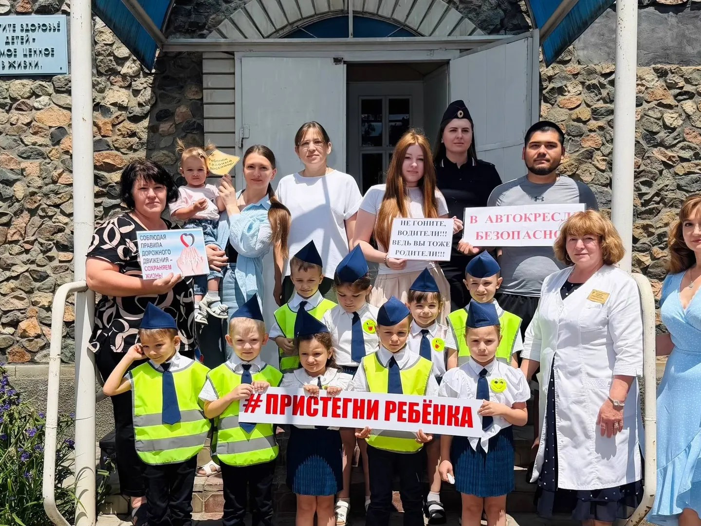 В Курском округе полицейские провели профилактическое мероприятие «Пристегни самое дорогое — сохрани жизнь ребёнка!».