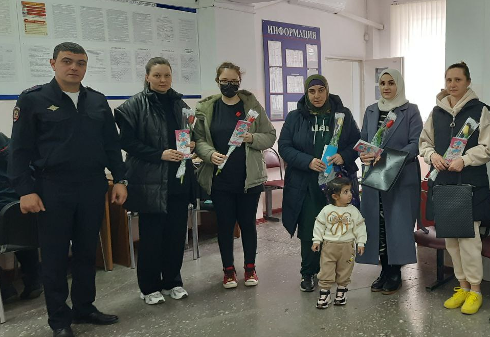 Сотрудники Отдела по вопросам миграции Курского округа в рамках акции «8 Марта - в каждый дом» поздравили женщин с праздником.