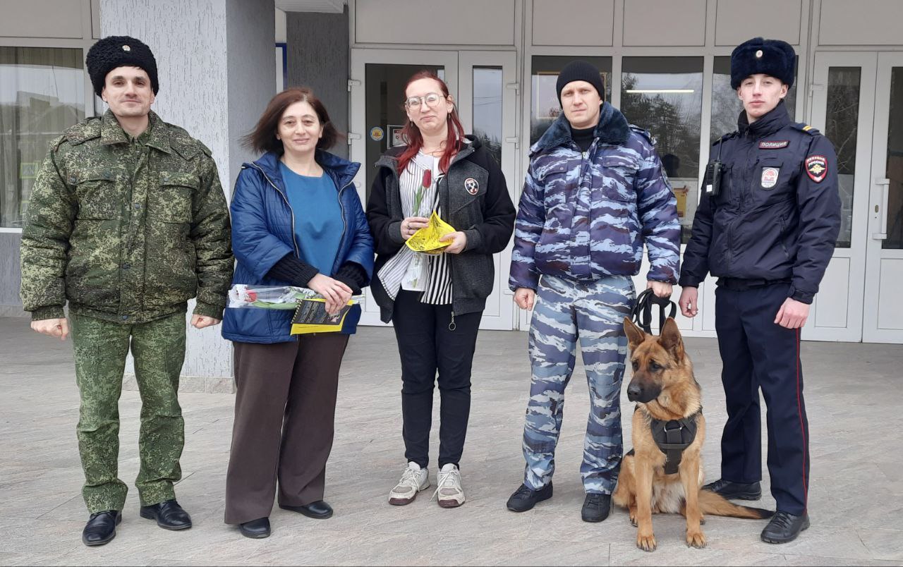 Полицейские Курского округа провели Всероссийскую акцию «8 Марта - в каждый дом».