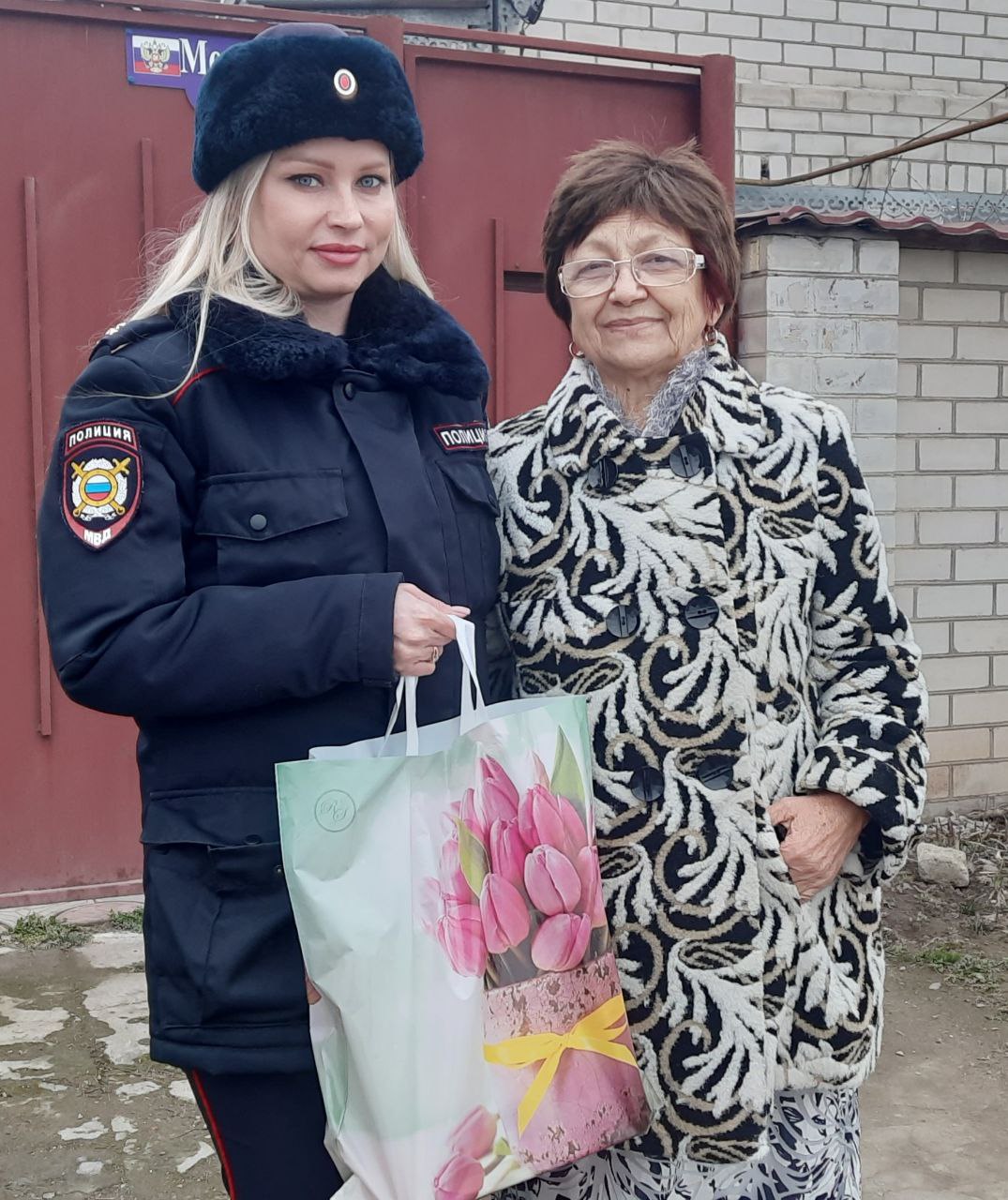 Полицейские Курского округа поздравили женщин-ветеранов МВД, вдов и матерей с наступающим праздником 8 марта.