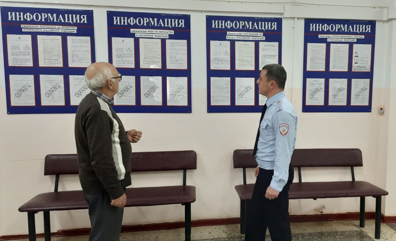 В Курском округе общественник посетил подразделение по вопросам миграции.