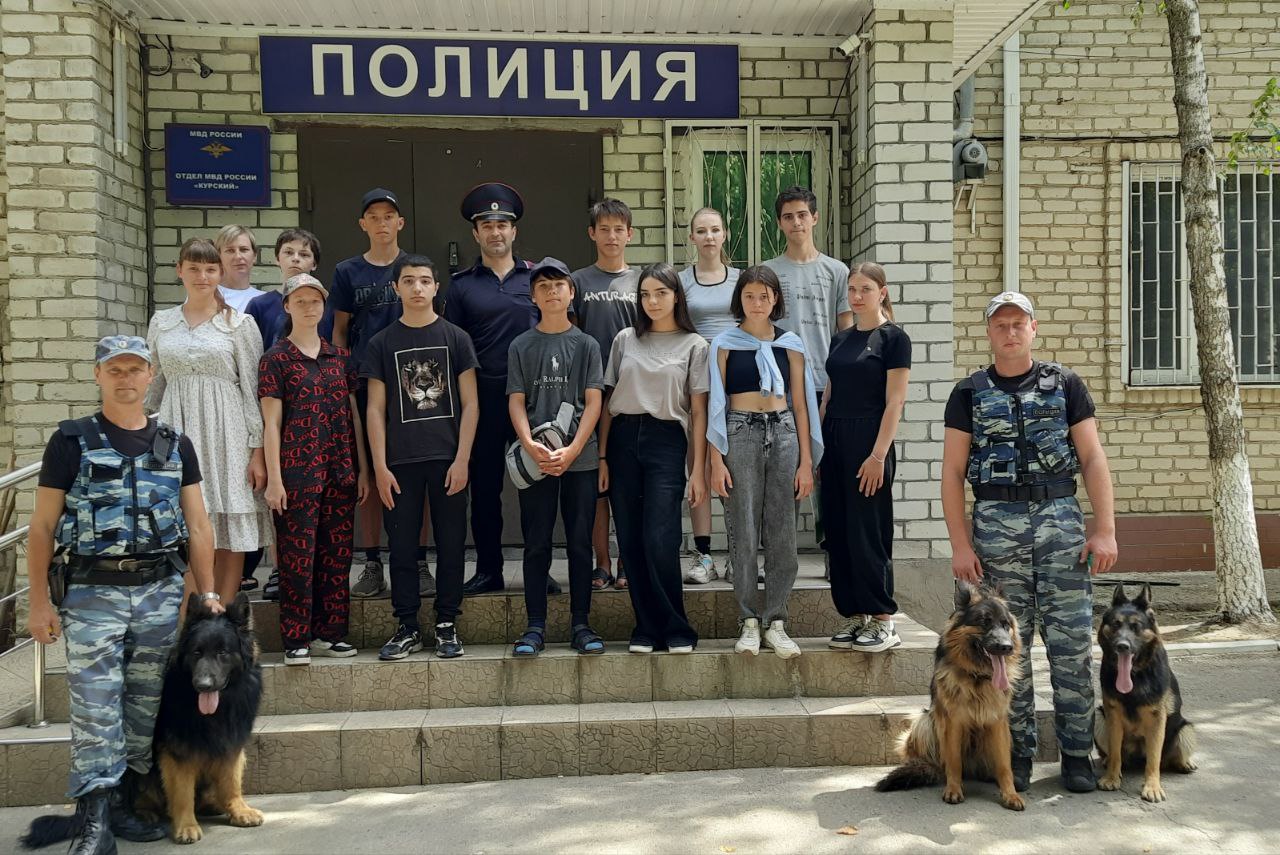 Ребята из детского лагеря посетили отдел полиции Курского округа.