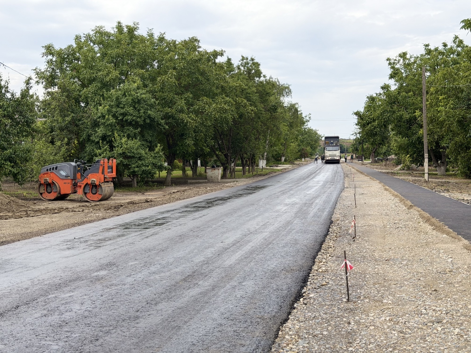 В станице Курской продолжается активная фаза дорожного сезона.