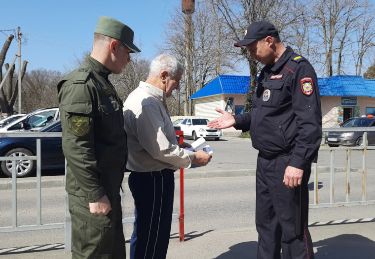 Сотрудники полиции Курского округа и казаки провели с местными жителями беседы по профилактике мошенничества.