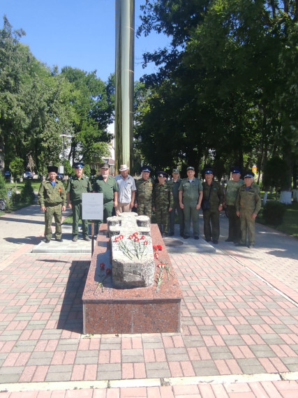 Возложение цветов к мемориалу погибшего воина и памятному кресту погибших казакам станицы Курская.