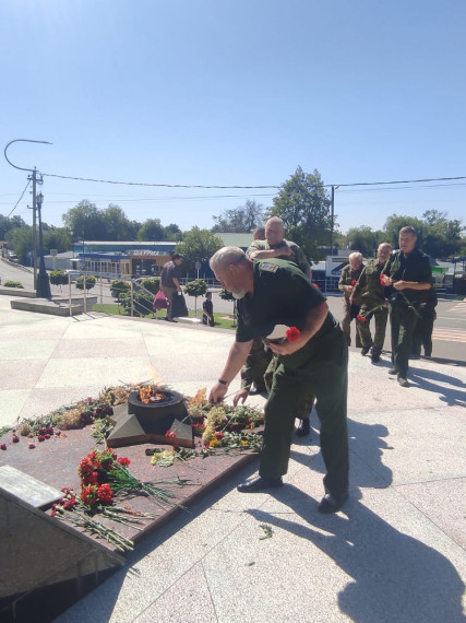 Возложение цветов к мемориалу погибшего воина и памятному кресту погибших казакам станицы Курская.