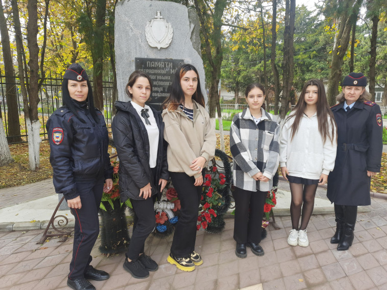 Сотрудники полиции Курского муниципального округа вместе со школьниками провели уборку мемориального комплекса.