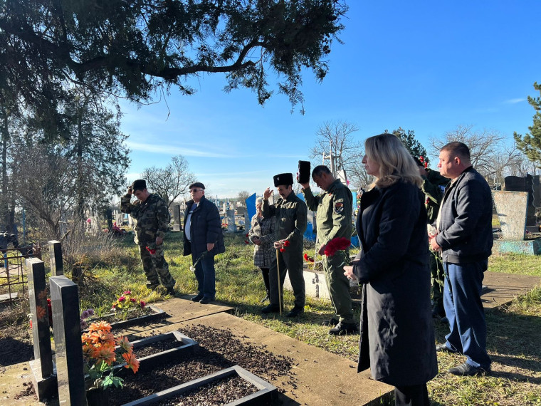 на территории кладбища хутора Эристово у могилы Неизвестного солдата провели мероприятие, посвященное Дню Неизвестного солдата.