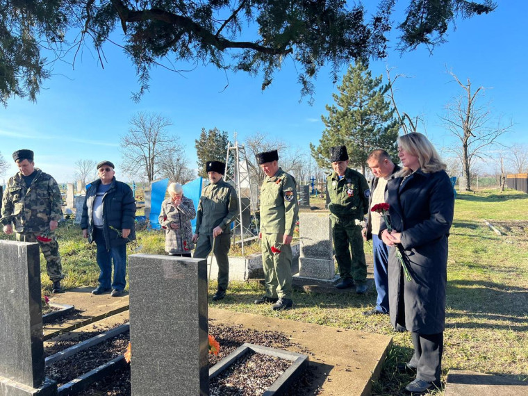 на территории кладбища хутора Эристово у могилы Неизвестного солдата провели мероприятие, посвященное Дню Неизвестного солдата.