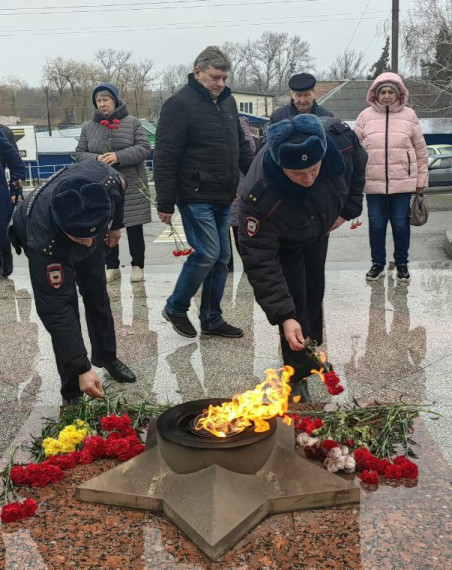 Сотрудники полиции Курского муниципального округа  возложили цветы к Вечному огню, отдав дань памяти всем павшим за мир и свободу Родины.