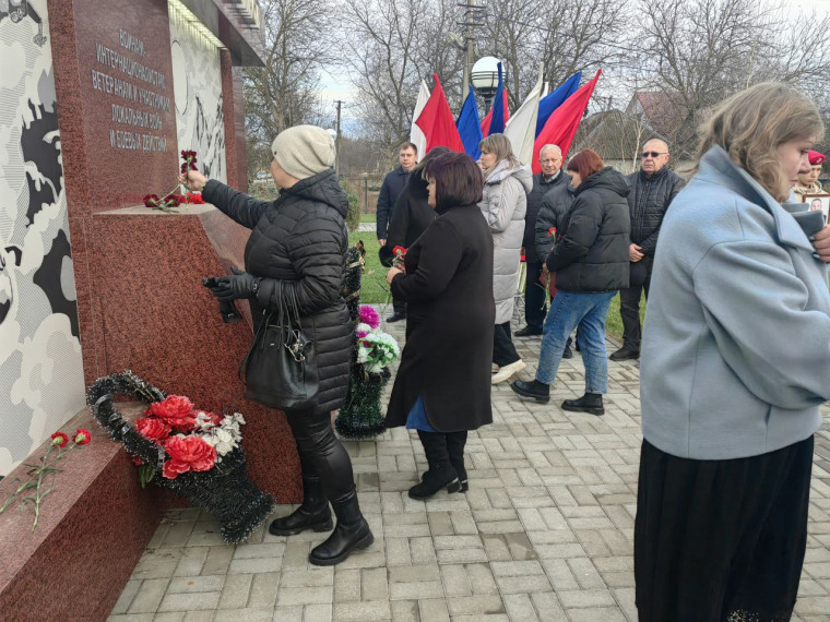 В станице Курской в День ввода советских войск в Афганистан почтили память земляков.