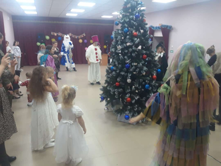 В Уваровском сельском Доме культуры прошла казачья новогодняя елка «Помощники Снегурочки».