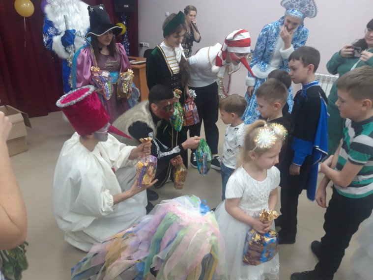В Уваровском сельском Доме культуры прошла казачья новогодняя елка «Помощники Снегурочки».