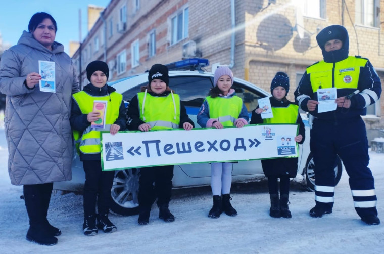 Сотрудники Госавтоинспекции Курского округа провели акцию «Осторожнее, на дорогах гололед!».