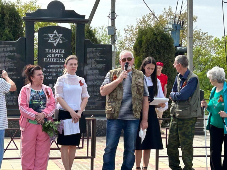 В преддверии Дня Победы представители Совета ветеранов Минераловодского городского округа посетили «Братскую могилу мирных жителей, расстрелянных в 1942-1943 годах».