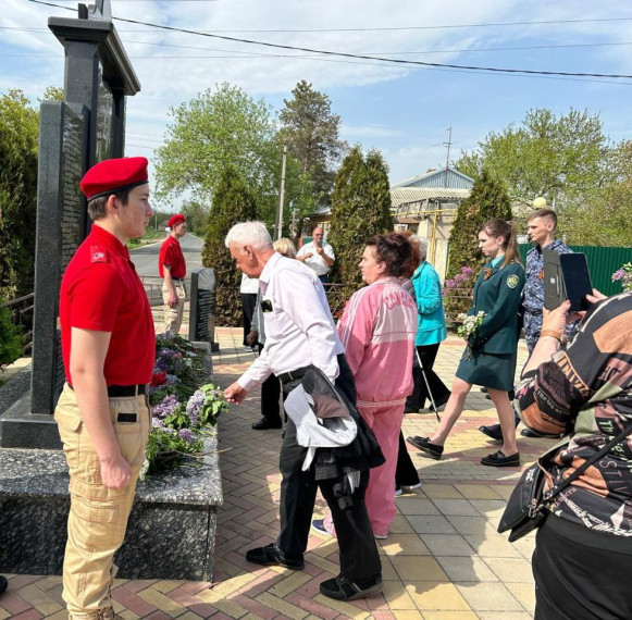В преддверии Дня Победы представители Совета ветеранов Минераловодского городского округа посетили «Братскую могилу мирных жителей, расстрелянных в 1942-1943 годах».
