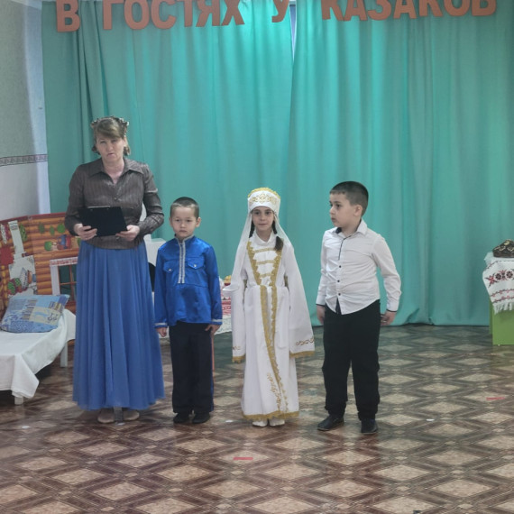 В селе Ростовановском показали сценические постановки и исполнили национальные танцы.